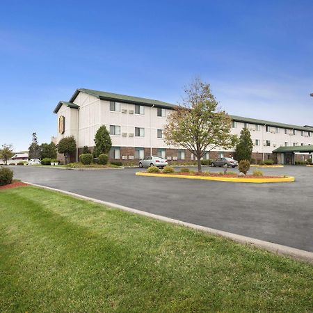 Super 8 By Wyndham Milwaukee Airport Hotell Exteriör bild
