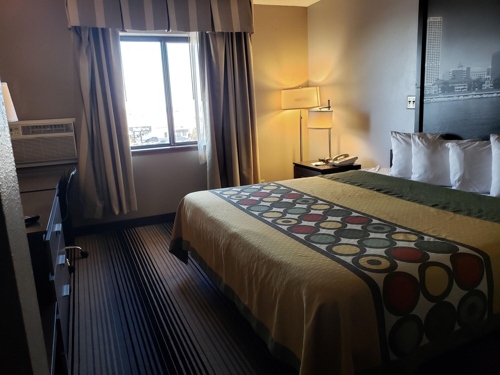 Super 8 By Wyndham Milwaukee Airport Hotell Exteriör bild
