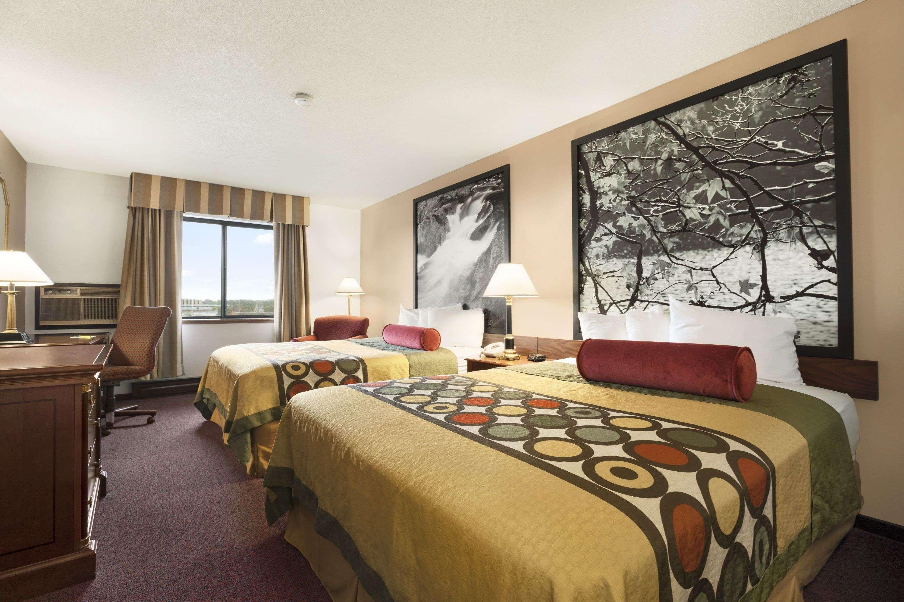Super 8 By Wyndham Milwaukee Airport Hotell Exteriör bild