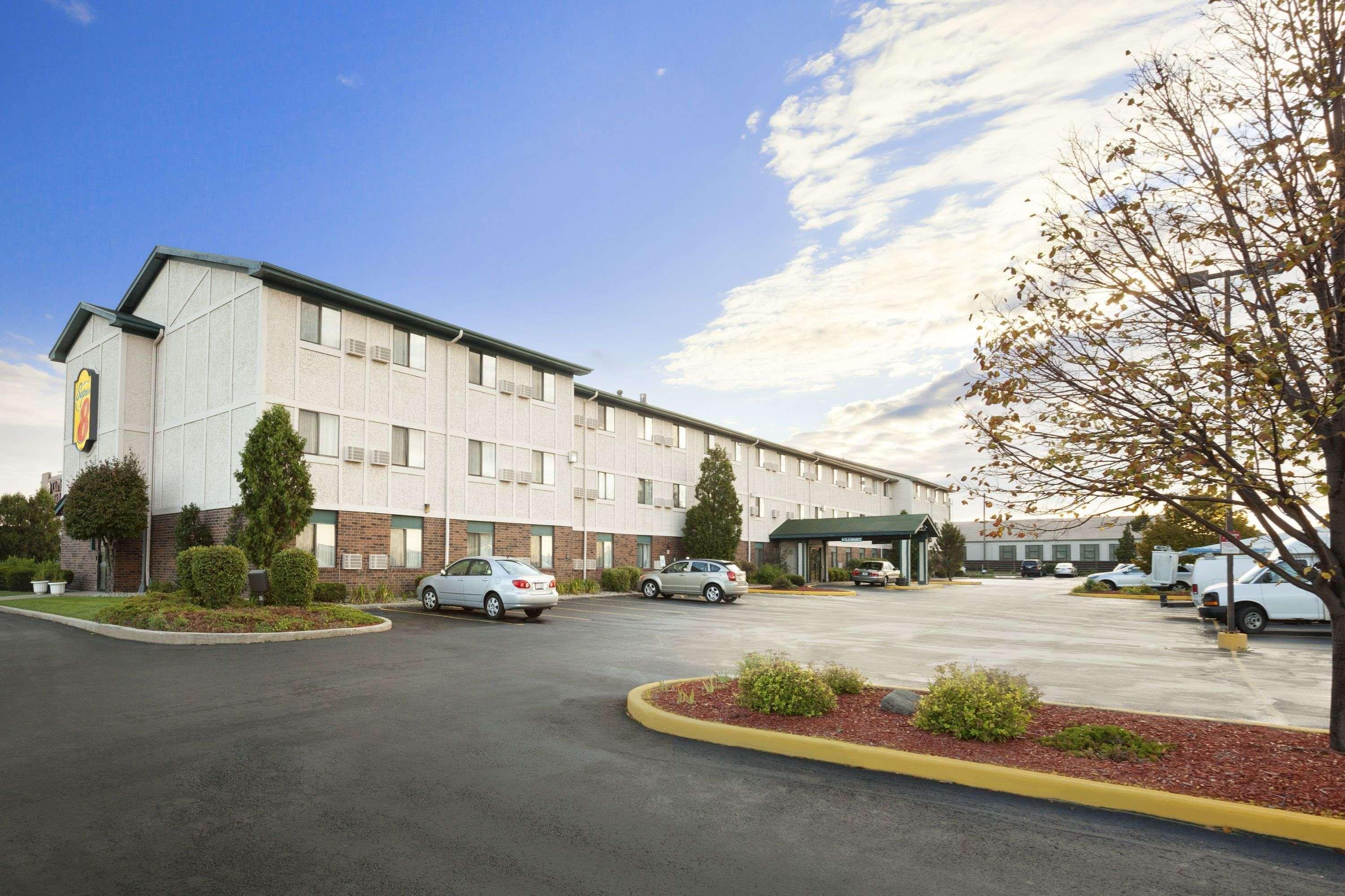 Super 8 By Wyndham Milwaukee Airport Hotell Exteriör bild