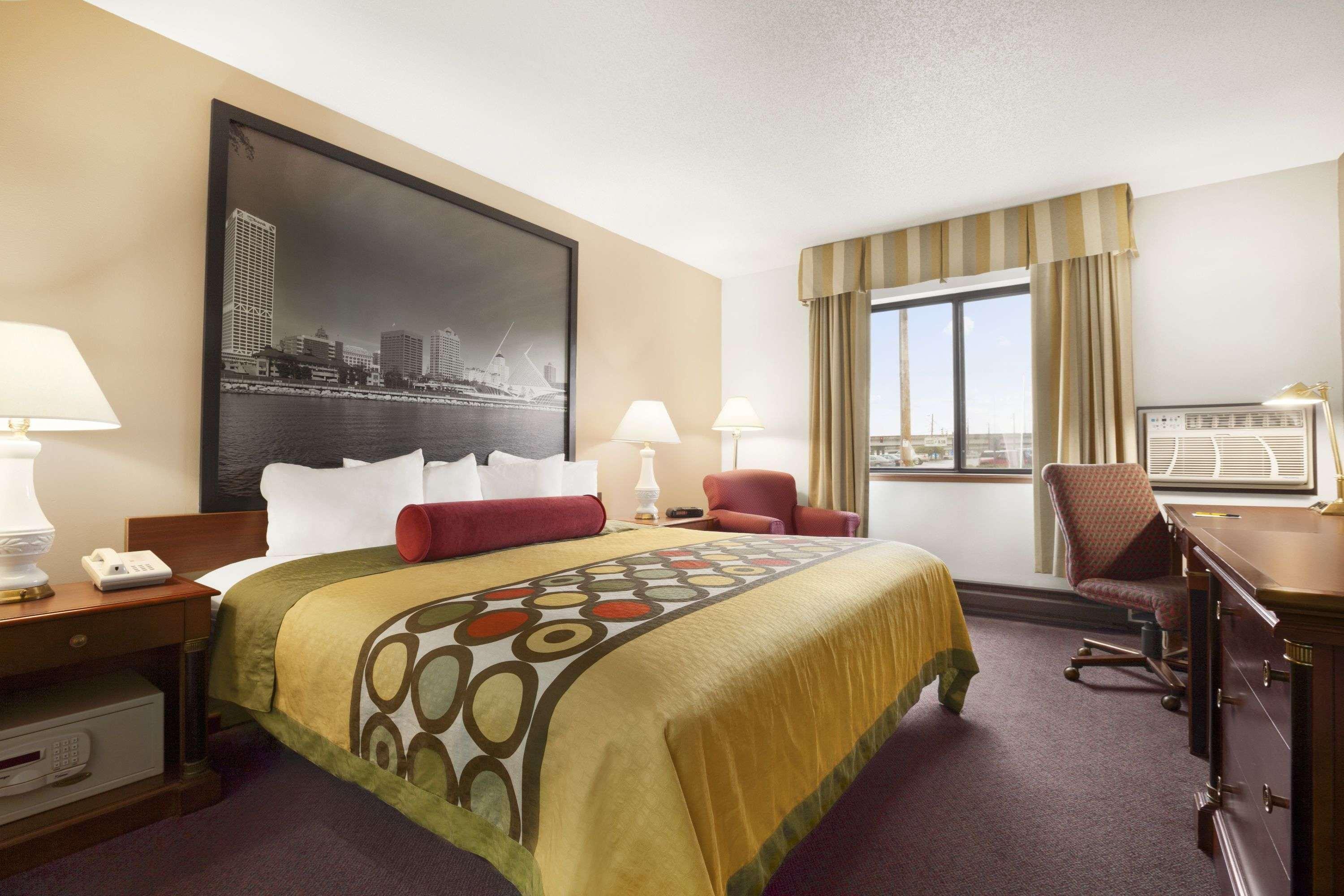 Super 8 By Wyndham Milwaukee Airport Hotell Exteriör bild
