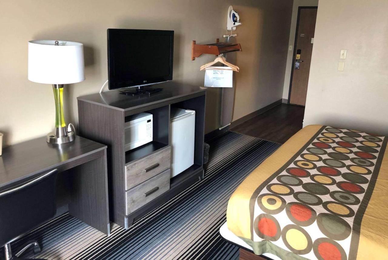 Super 8 By Wyndham Milwaukee Airport Hotell Exteriör bild
