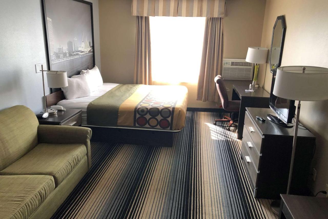 Super 8 By Wyndham Milwaukee Airport Hotell Exteriör bild