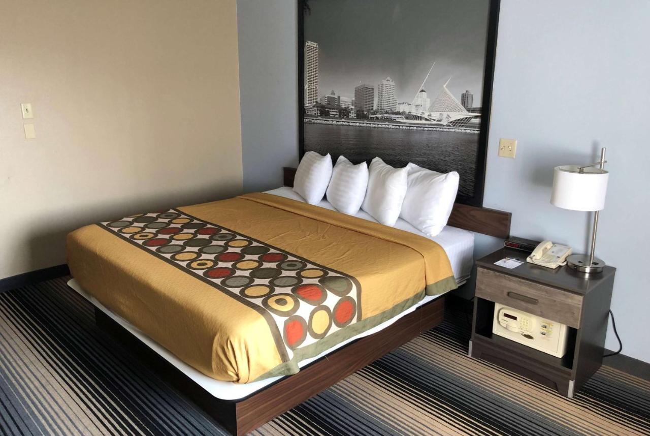 Super 8 By Wyndham Milwaukee Airport Hotell Exteriör bild