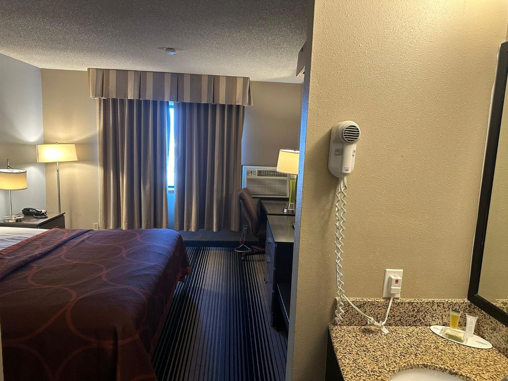 Super 8 By Wyndham Milwaukee Airport Hotell Exteriör bild