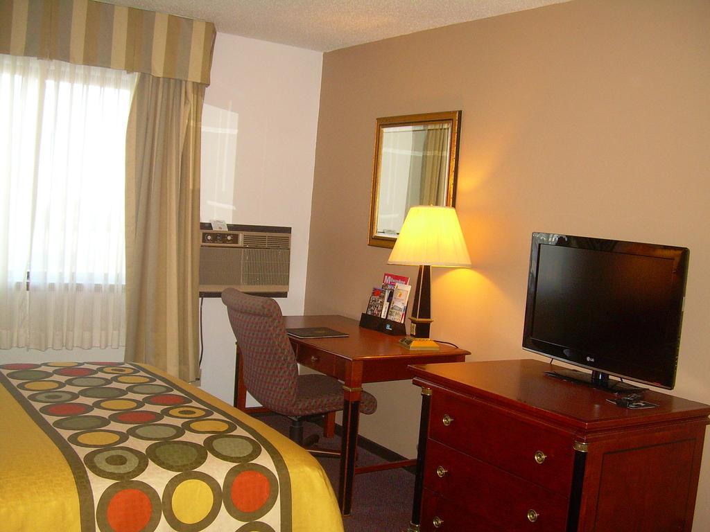 Super 8 By Wyndham Milwaukee Airport Hotell Rum bild