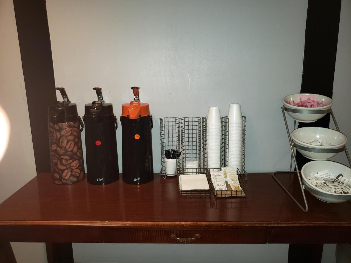 Super 8 By Wyndham Milwaukee Airport Hotell Exteriör bild
